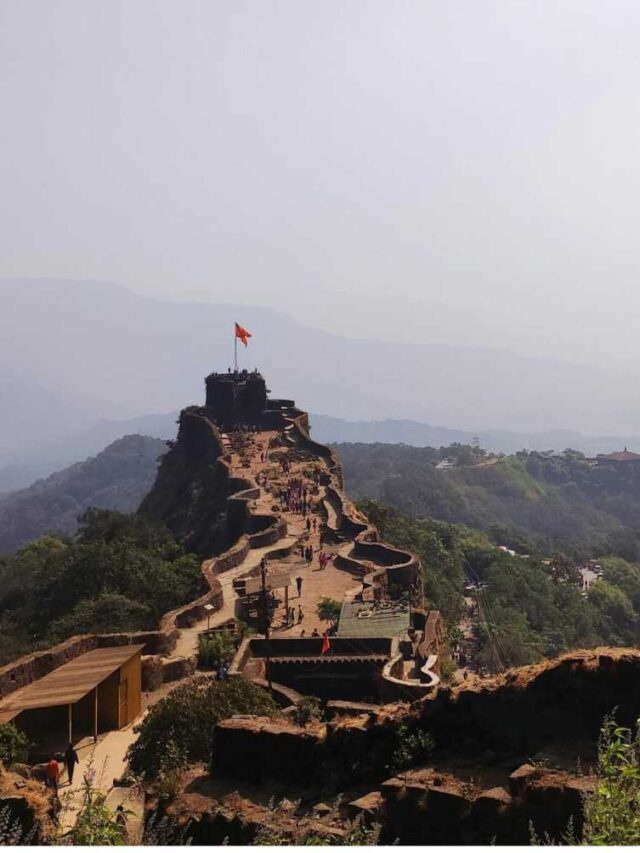 महाबलेश्वर में स्थित इन खूबसूरत पहाड़ों के बीच में बसे हुए मंदिरों को दिसंबर में विजिट कर सकते हैं।